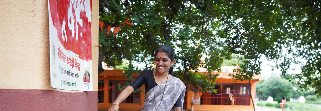 19 1298 x 448 Gen Woman smiling as she measures grain moisture
